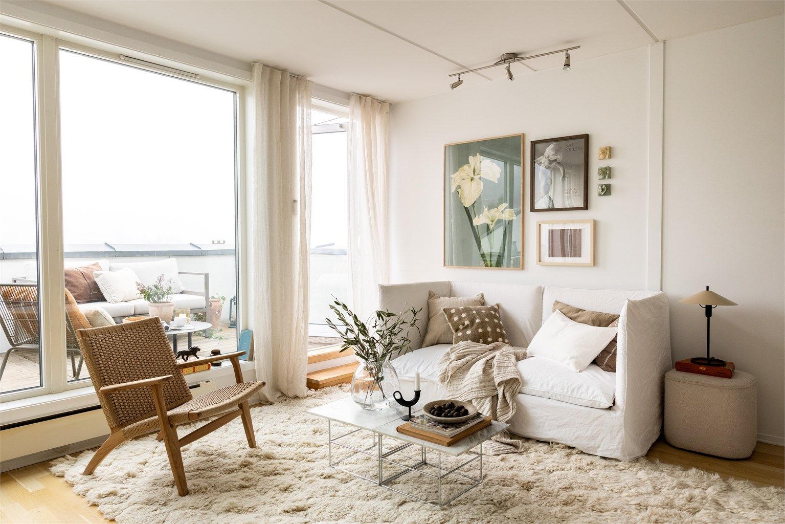 I stuen er det god plass til både sofa med tilhørende salongbord, tv-seksjon og spisebord