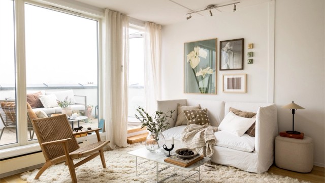 I stuen er det god plass til både sofa med tilhørende salongbord, tv-seksjon og spisebord