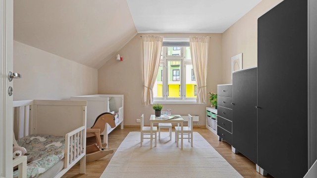 Soverom I er av meget god størrelse med plass til stor seng og garderobeskap samt skrivepult. Det er meget god takhøyde og store vinduer.