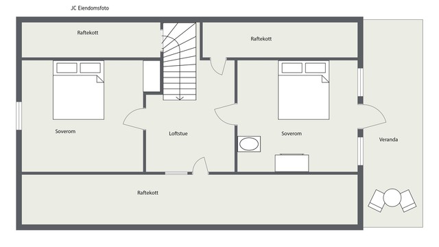 Loftsetasjen er innredet med to rom, loftstue og har utgang til en veranda.