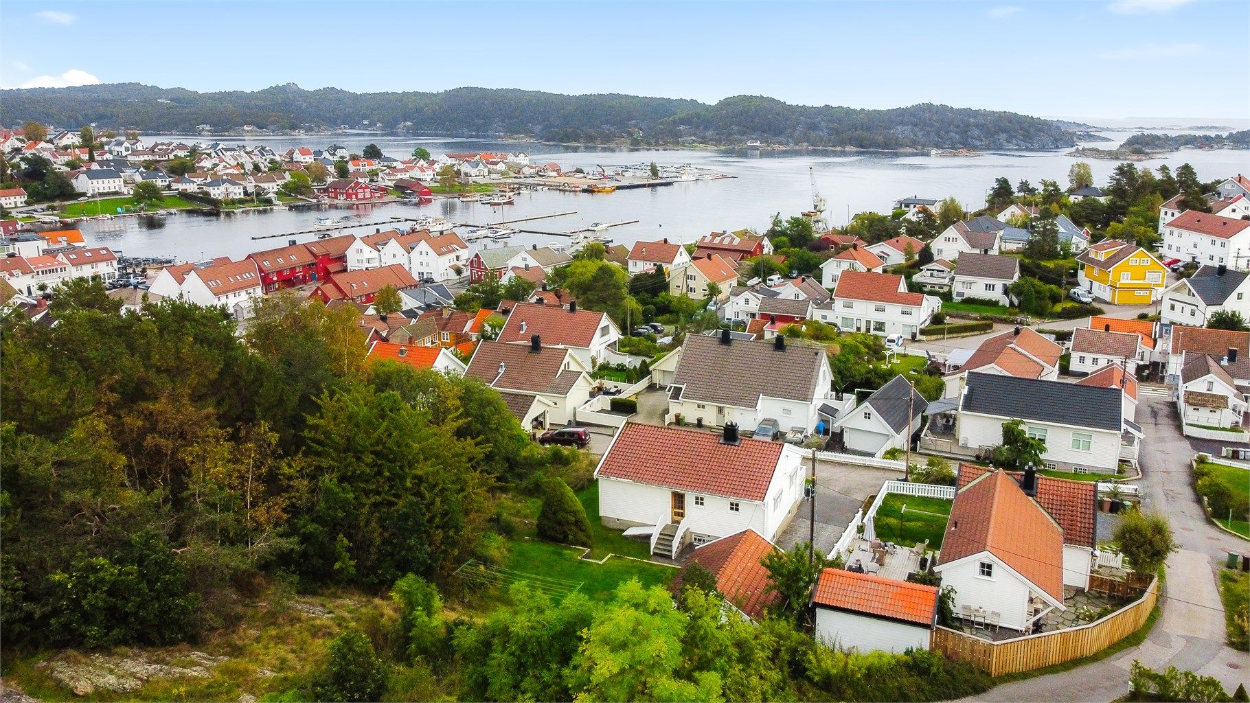 Sentralt beliggende i rolige omgivelser. Flott utsikt.