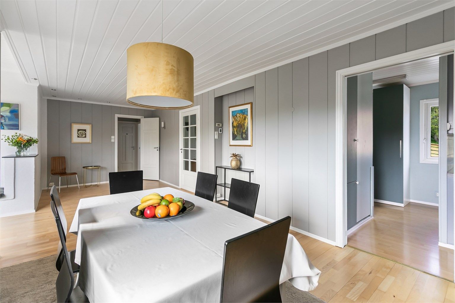 Stor spisestue med dels åpen løsning mot hovedstuen. Fra spisestuen er det direkte adkomst til kjøkkenet