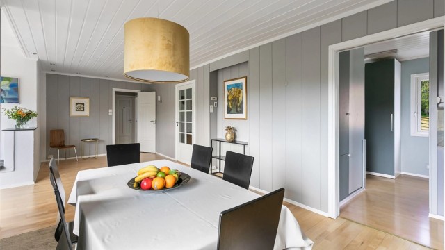 Stor spisestue med dels åpen løsning mot hovedstuen. Fra spisestuen er det direkte adkomst til kjøkkenet