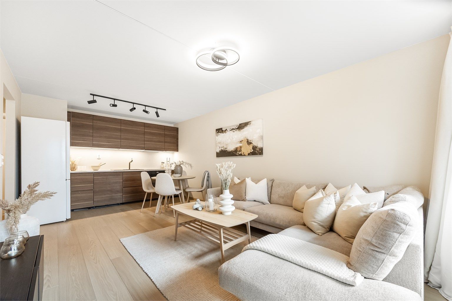 Dette er en spennende og arealeffektiv 2-roms på 40 kvm med separat hybeldel på 20 kvm beliggende sentralt, men tilbaketrukket på Carl Berner.