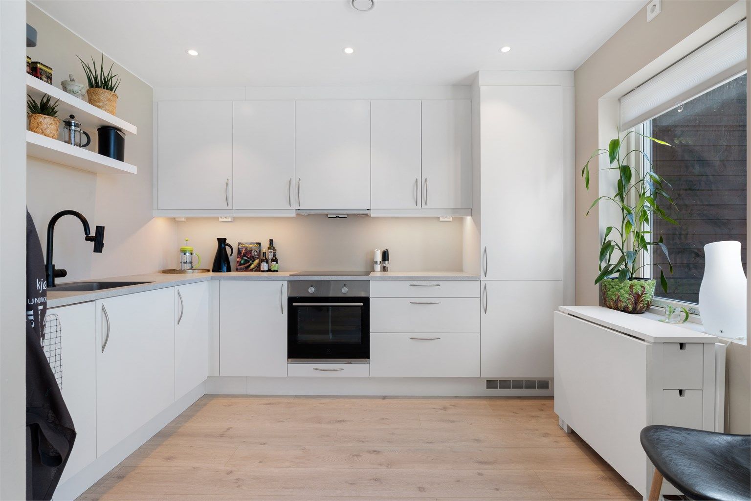 Kjøkken med overskap til tak, god skap- og benkeplass. Integrerte hvitevarer