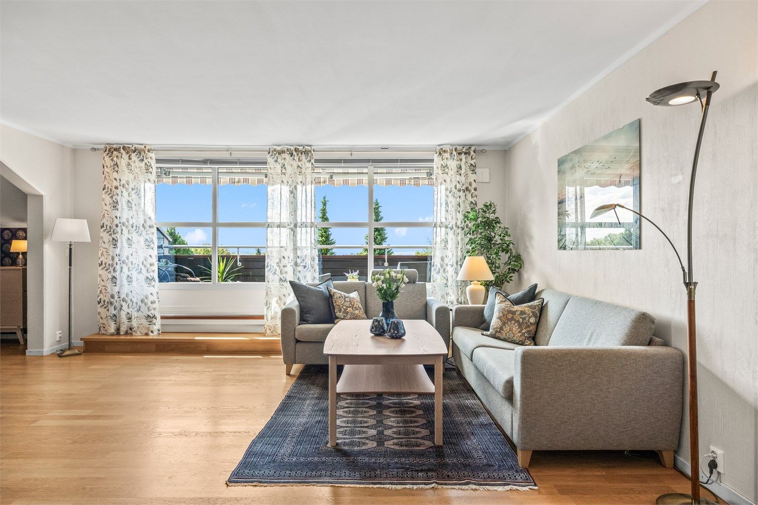 Store vindusflater som slipper inn rikelig med dagslys.