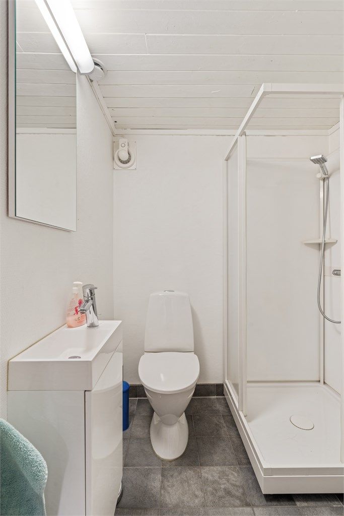 Bad i underetasjen fra 2010 med flislagt gulv, gulvvarme og dusjkabinett (Badet er utvidet ved at deler av tilstøtende bodareal er innlemmet i badet. Det foreligger ikke dokumentasjon på at utvidelsen er omsøkt eller godkjent.)