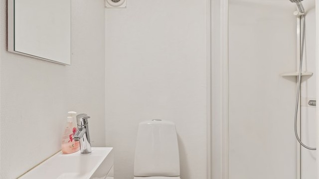 Bad i underetasjen fra 2010 med flislagt gulv, gulvvarme og dusjkabinett (Badet er utvidet ved at deler av tilstøtende bodareal er innlemmet i badet. Det foreligger ikke dokumentasjon på at utvidelsen er omsøkt eller godkjent.)