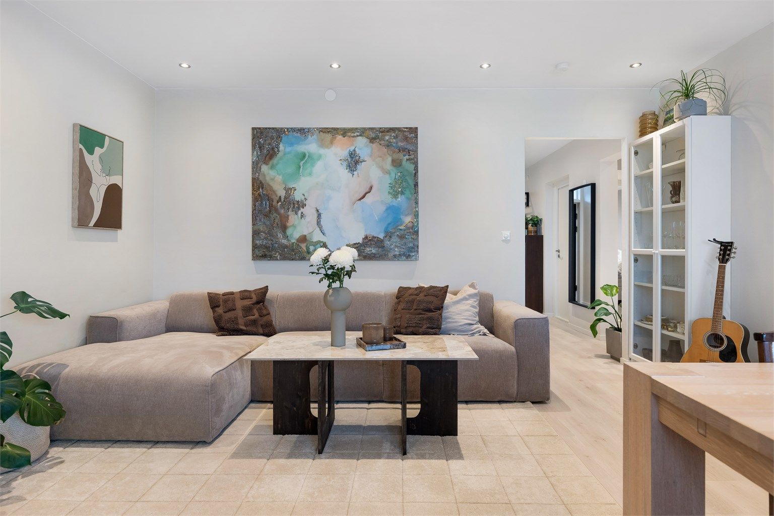 Leiligheten er malt i moderne tidsriktige farger, spotter i tak og gjennomgående 1-stavs laminat.