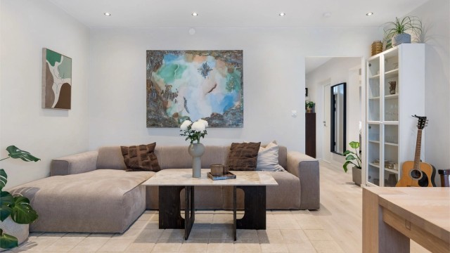 Leiligheten er malt i moderne tidsriktige farger, spotter i tak og gjennomgående 1-stavs laminat.