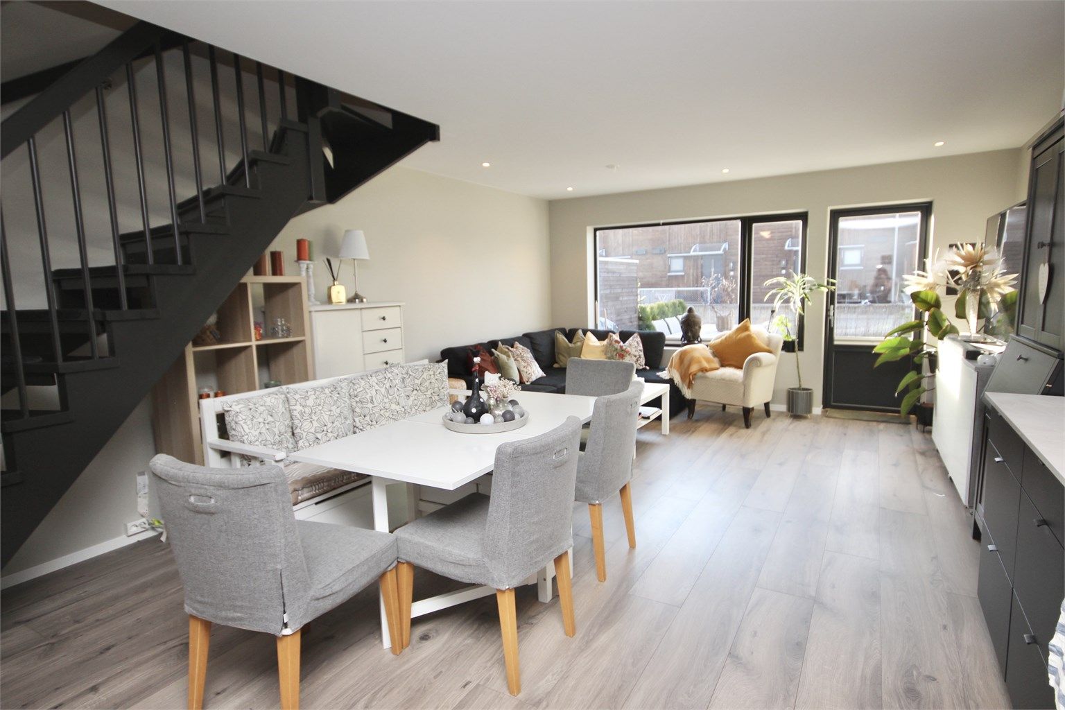 Åpen stue med plass til både sofa- og spisegruppe.  