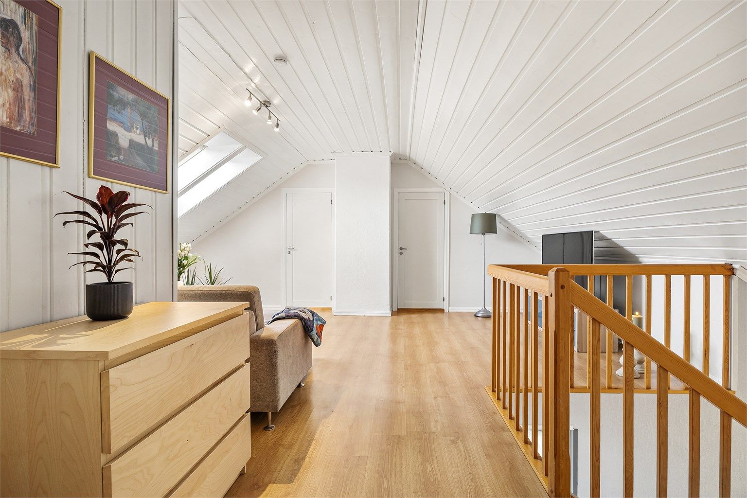 Loftstuen er et lyst og allsidig rom hvor himlingen følger takets skrå utforming.