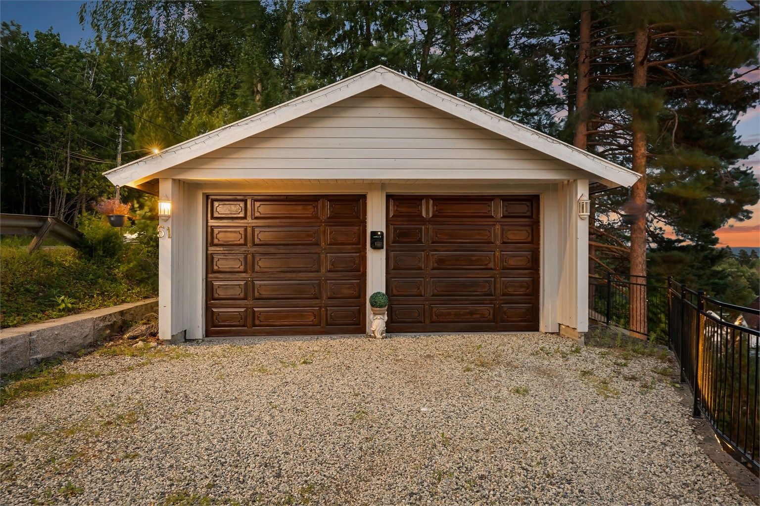 Frittstående dobbelgarasje på 38 m² med innlagt strøm og elbillader.