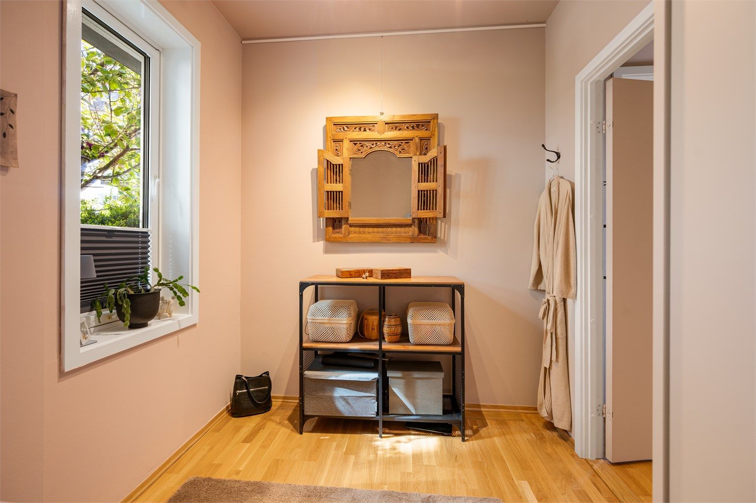 Lyst og delikat rom, med frodig, grønt utsyn med lite innsyn.