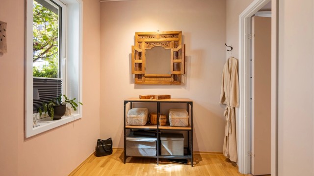 Lyst og delikat rom, med frodig, grønt utsyn med lite innsyn.