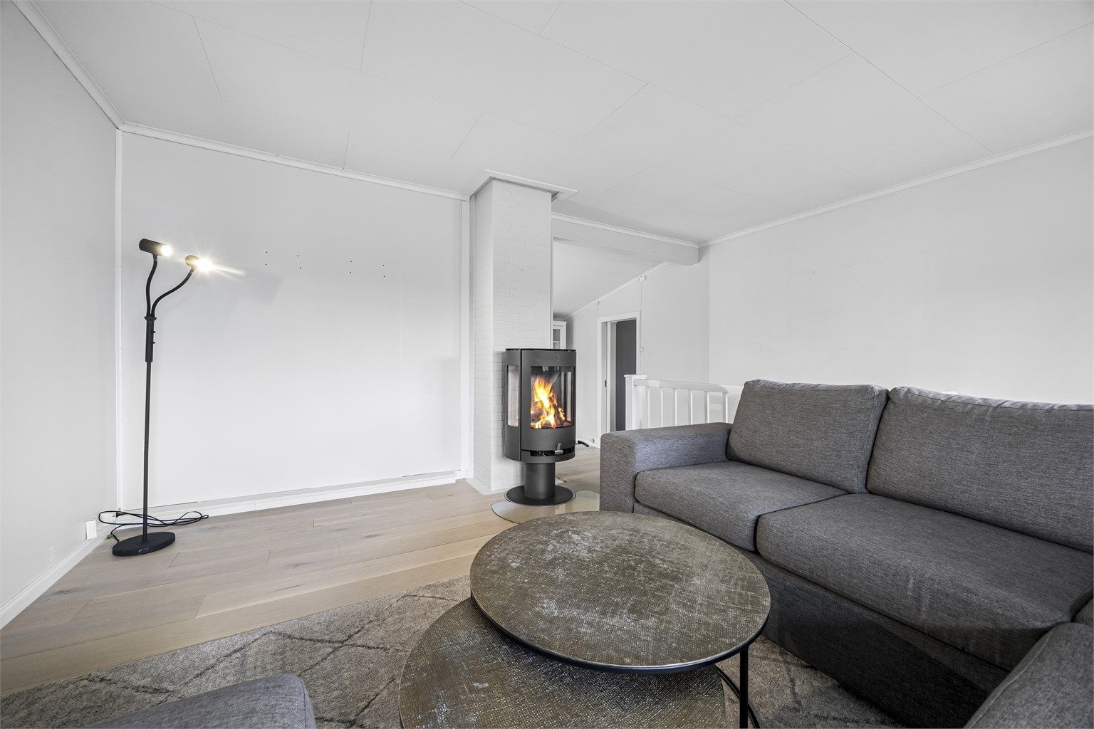 Romslig stue med fleksible møbleringsmuligheter.