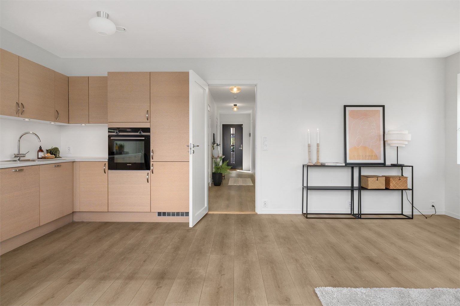 Kjøkkeninnredning fra byggeåret med finerfronter og laminat benkeplate.