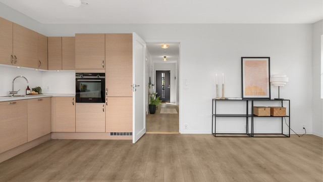 Kjøkkeninnredning fra byggeåret med finerfronter og laminat benkeplate.