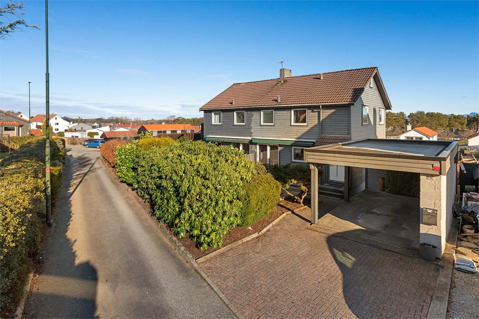 I carport er det montert elbil-lader.