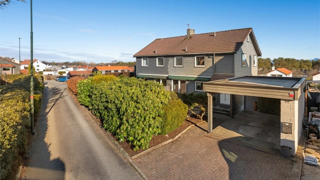 I carport er det montert elbil-lader.