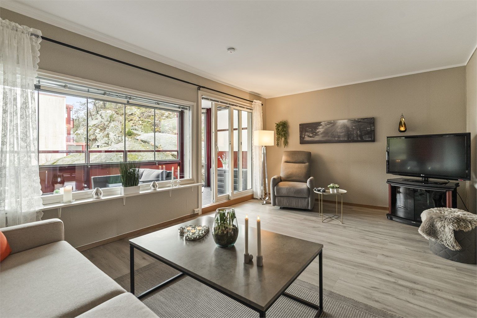 Stuen er lys og innbydende med store vindusflater og med utgang til innglasset terrasse