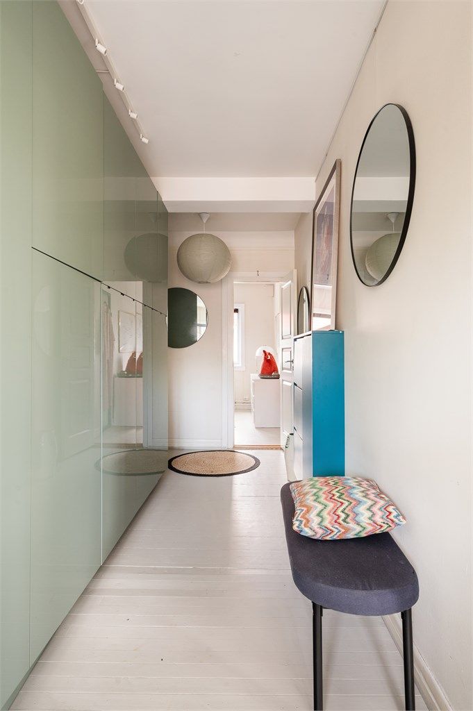 Innbydende entré med god plass til å henge fra seg yttertøy og sette fra seg. Entrèen har en stor garderobe med mye plass.