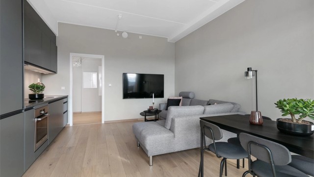 Stue og spisestue mot gang