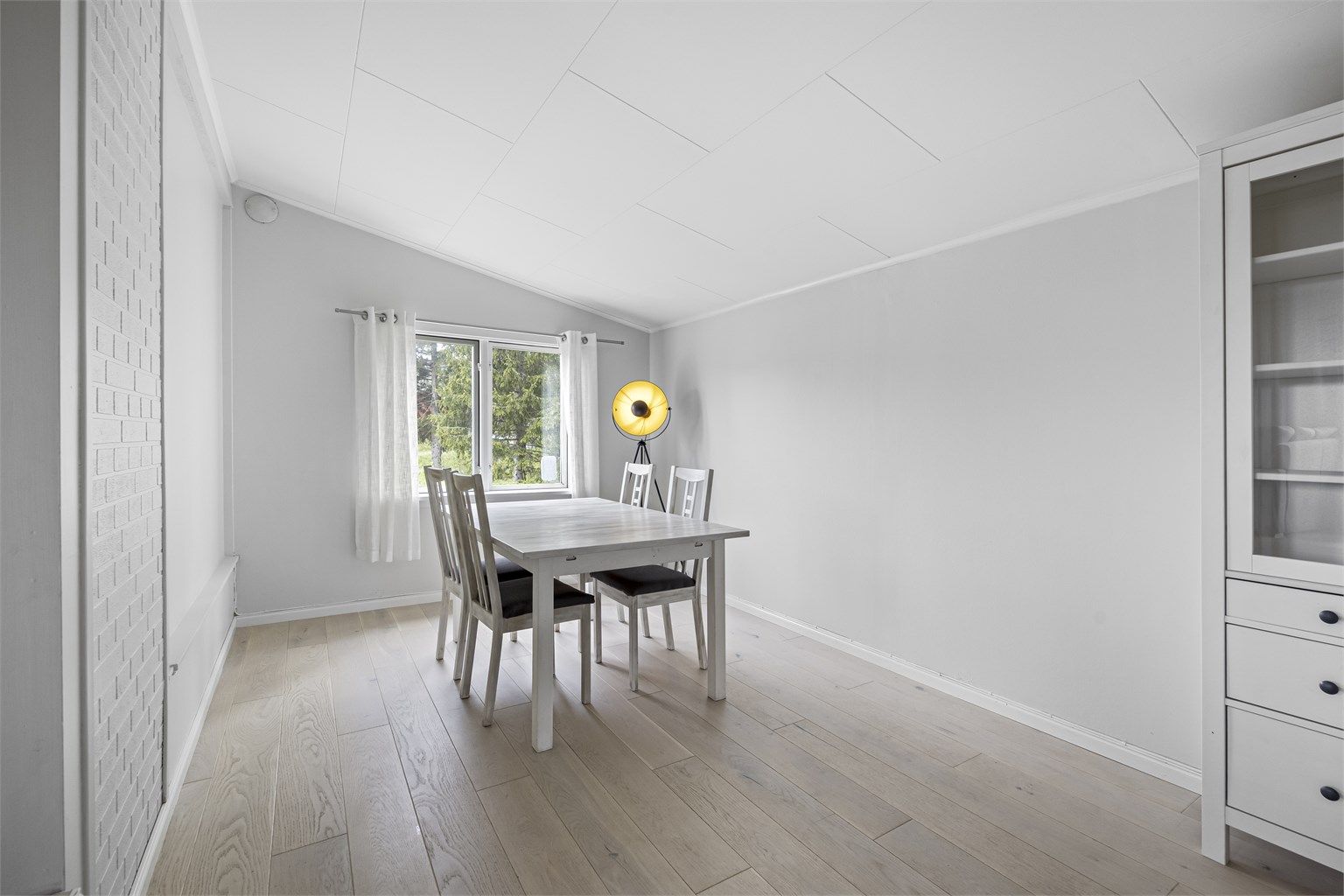 Spisestuen har god plass til langbord og er et naturlig samlingspunkt.