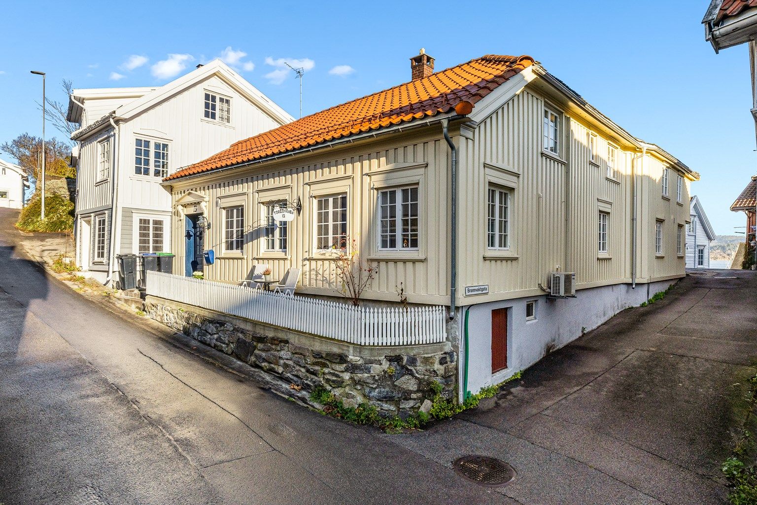 Fin hjørnegård med fasade mot vest og syd.