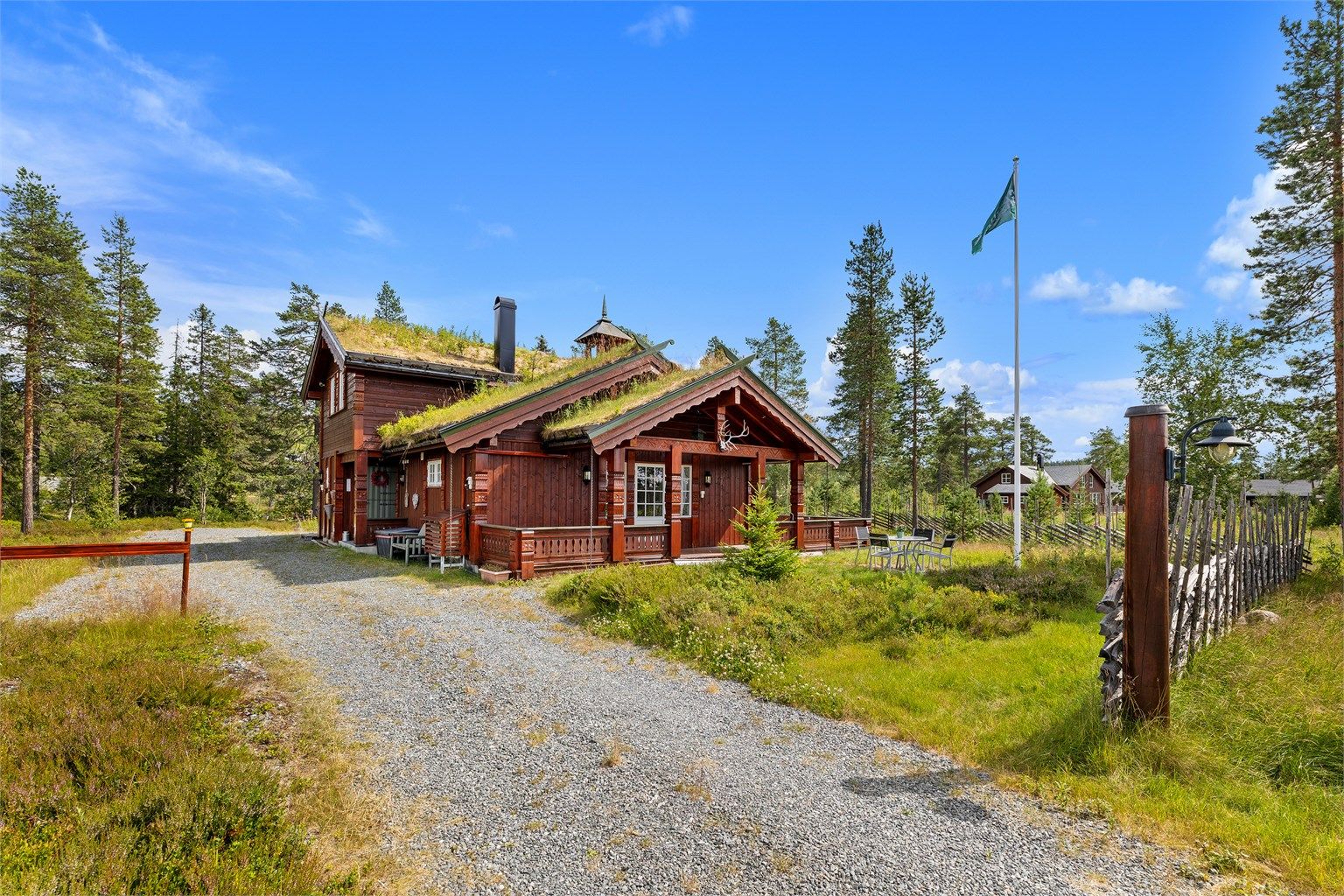 Sørvestvendt terrasse med utgang fra stuen.