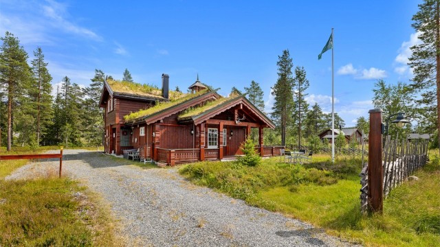 Sørvestvendt terrasse med utgang fra stuen.