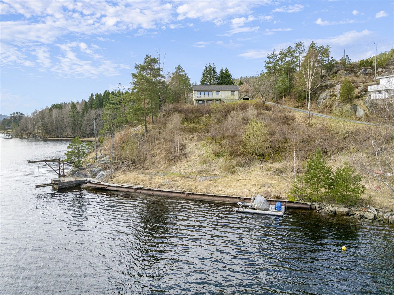 Ca. 100 meter strandlinje - Eldre brygge med stålrør, kran og dekke med vedlikeholdsbehov.