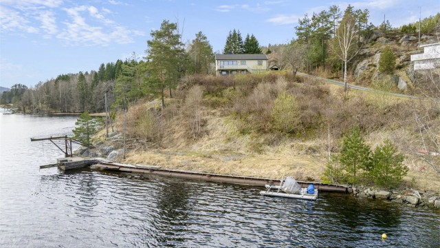 Ca. 100 meter strandlinje - Eldre brygge med stålrør, kran og dekke med vedlikeholdsbehov.