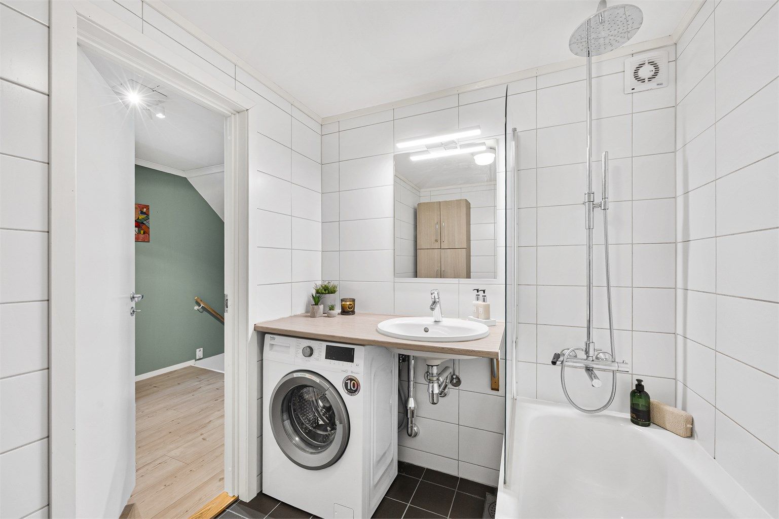 Badet ble pusset opp i 2012 og har flislagte overflater og opplegg for vaskemaskin.