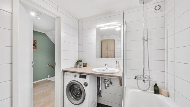 Badet ble pusset opp i 2012 og har flislagte overflater og opplegg for vaskemaskin.