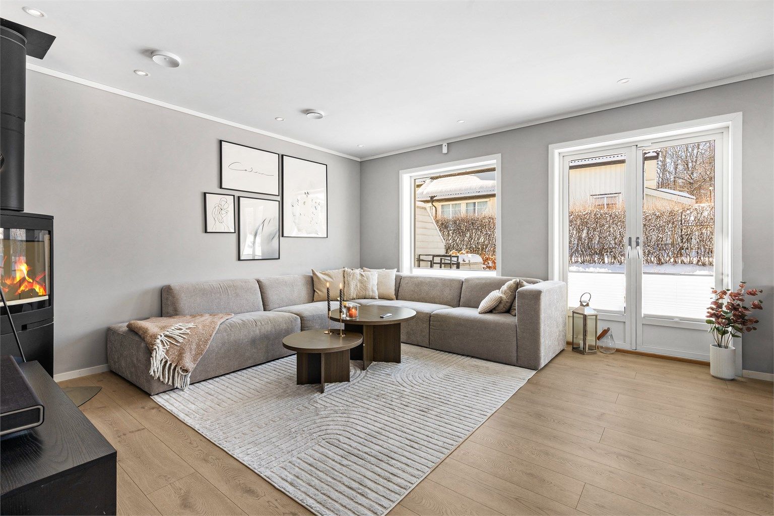 Stuen er av god størrelse med plass til sittegruppe og TV-område.