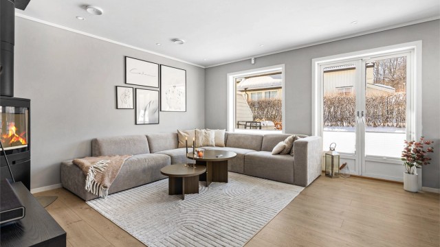 Stuen er av god størrelse med plass til sittegruppe og TV-område.