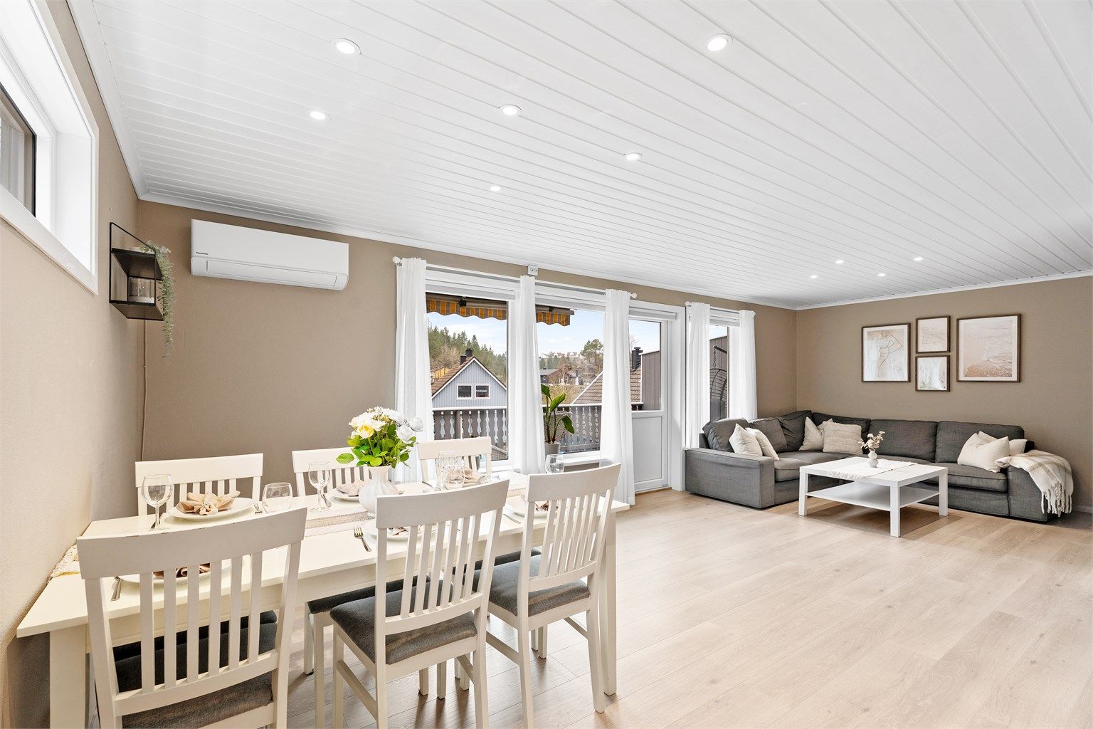 Varmepumpe ble satt inn i 2025 og varmer på kaldere dager samtidig som den kjøler på varmere dager. Videre går vi ut til terrassen. 