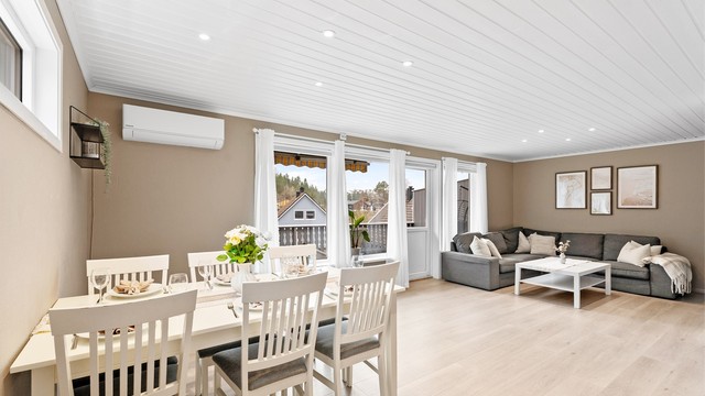 Varmepumpe ble satt inn i 2025 og varmer på kaldere dager samtidig som den kjøler på varmere dager. Videre går vi ut til terrassen.