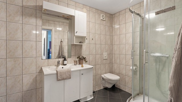 Badet i underetasjen er fra 2005 og har flislagt gulv med gulvvarme, dusjkabinett og opplegg for vaskemaskin.