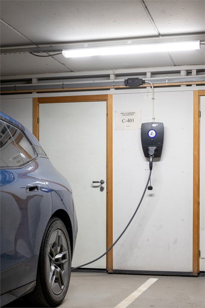 Egen parkeringsplass (C401) med elbillader i felles garasjeanlegg. Plassen er ekstra bred og ligger like ved heisen