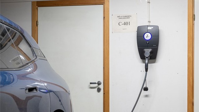 Egen parkeringsplass (C401) med elbillader i felles garasjeanlegg. Plassen er ekstra bred og ligger like ved heisen