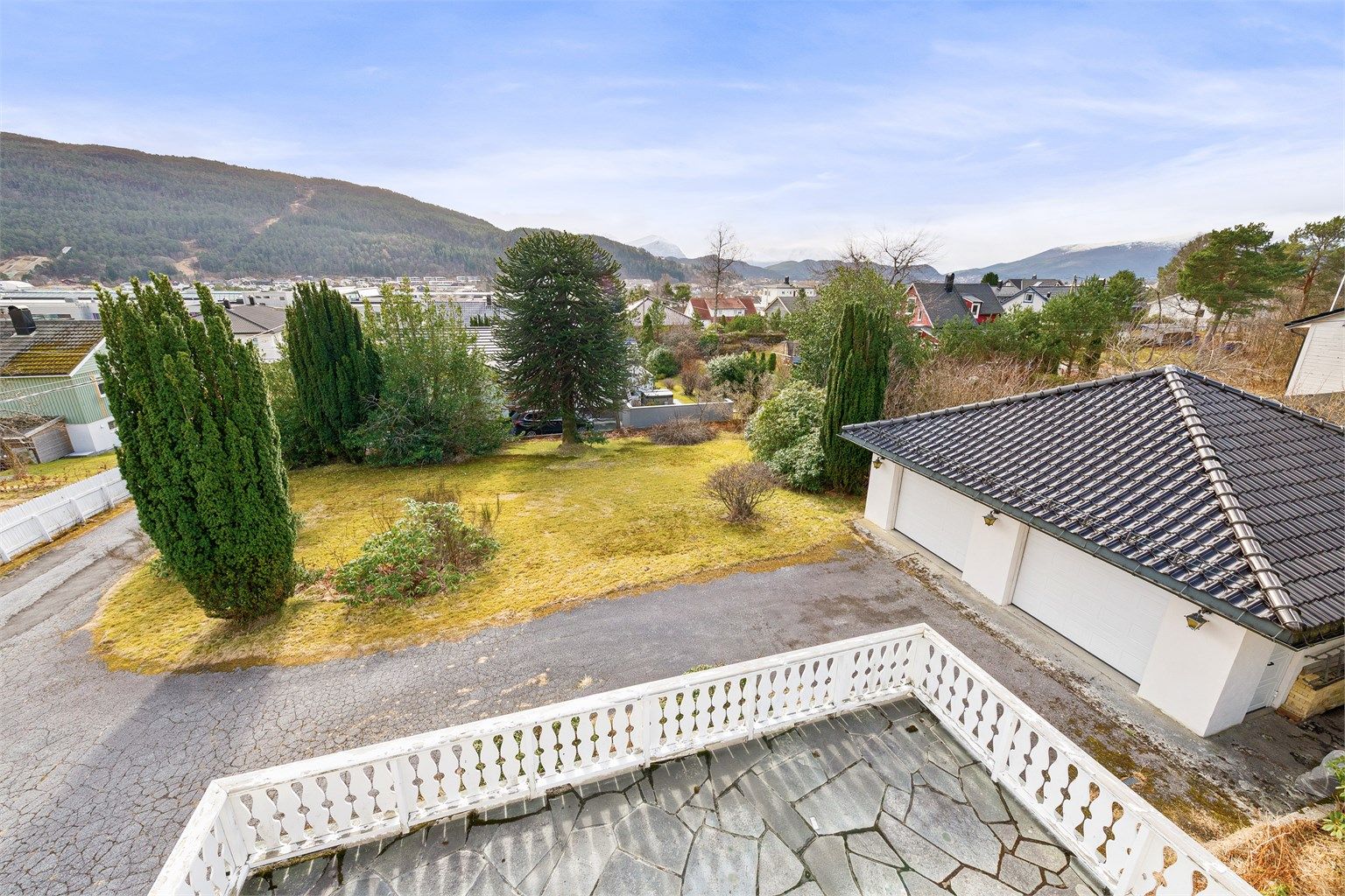 Fra den skiferbelagte terrassen i første etasje har man oversikt over hagen  