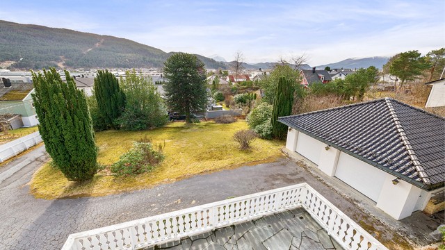 Fra den skiferbelagte terrassen i første etasje har man oversikt over hagen