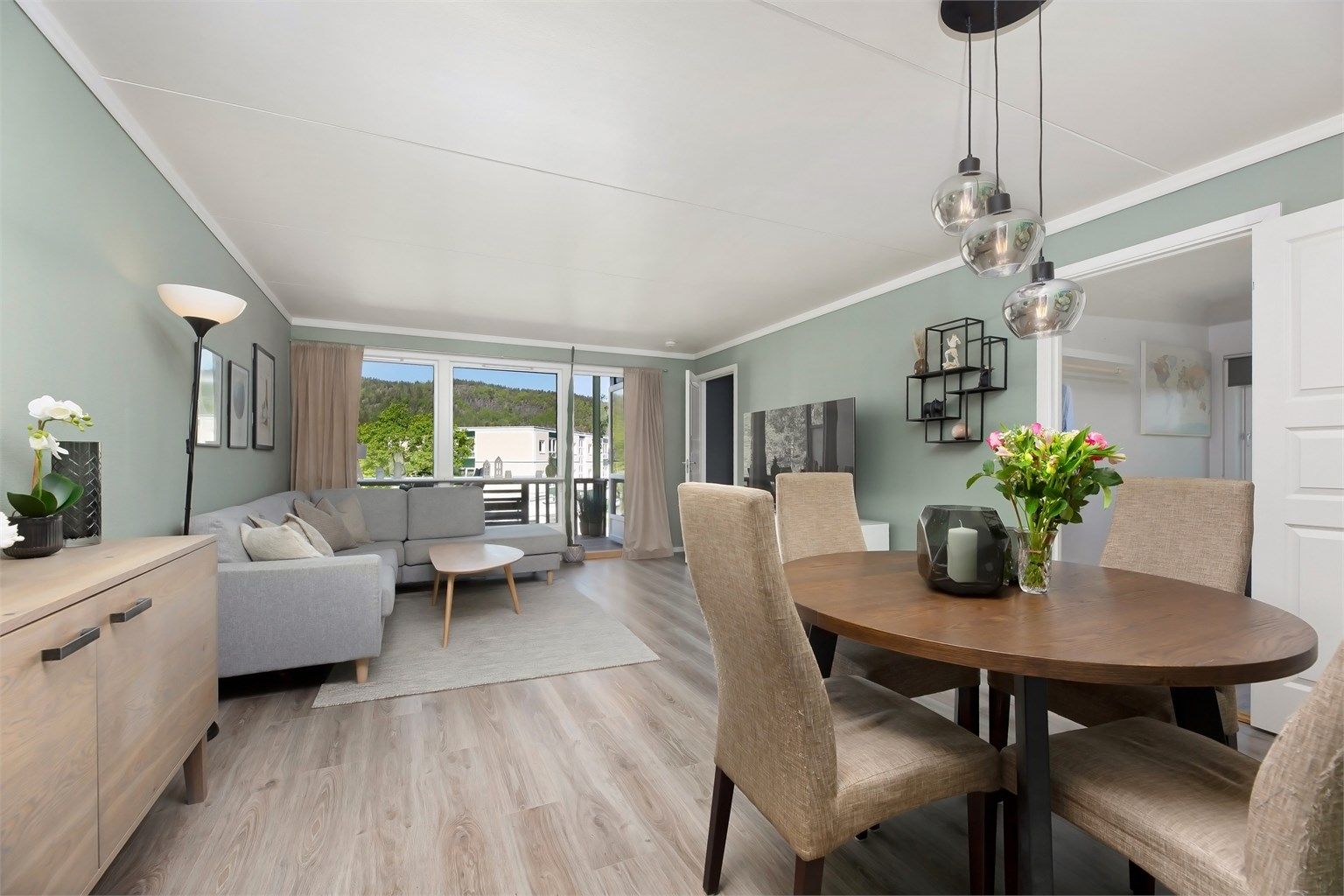 Leiligheten har delikate overflater og rikelig med lysinnslipp fra store vindusflater