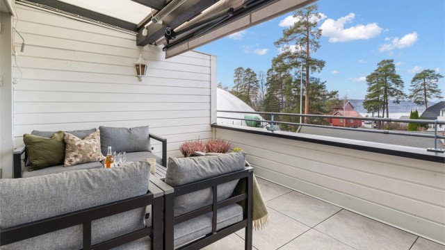 En ny markise fra 2024 gir skjerming for solen.