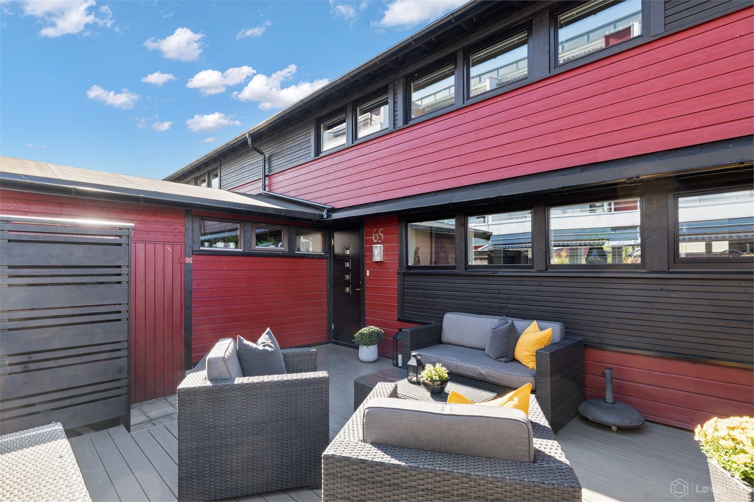 Boligen har to herlige uteplasser, én på hver side av huset.
Foto: Løvås Foto