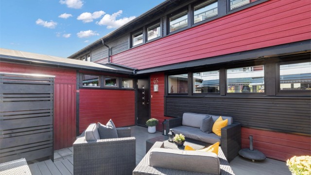 Boligen har to herlige uteplasser, én på hver side av huset.
Foto: Løvås Foto