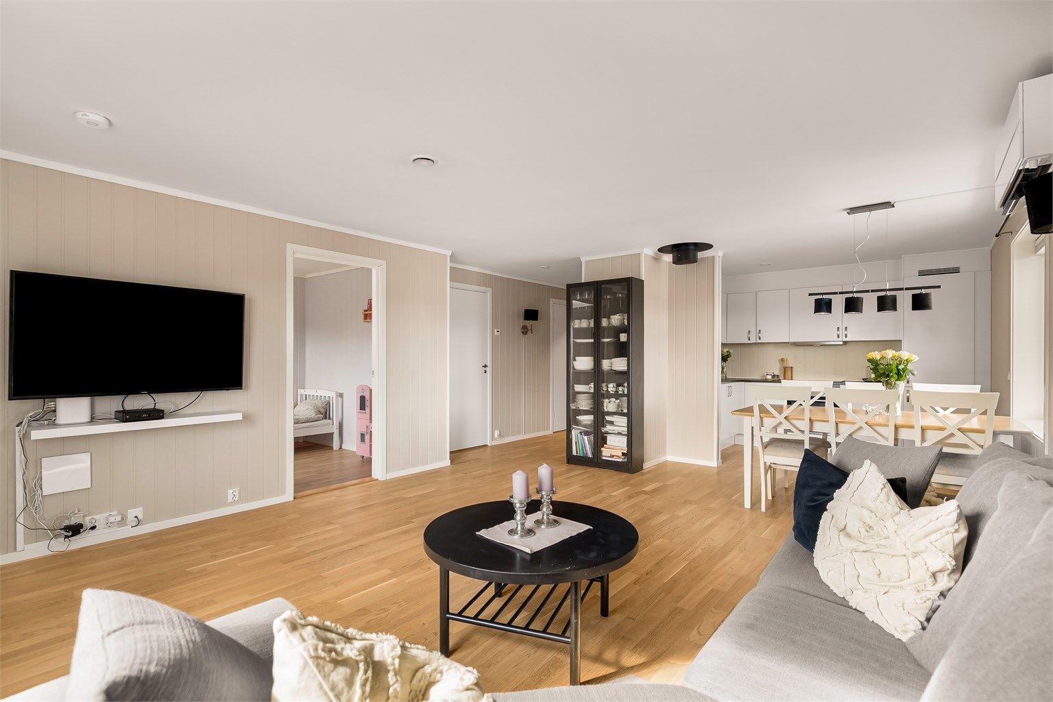 God om romslig stue med kjøkkenet i åpen løsning