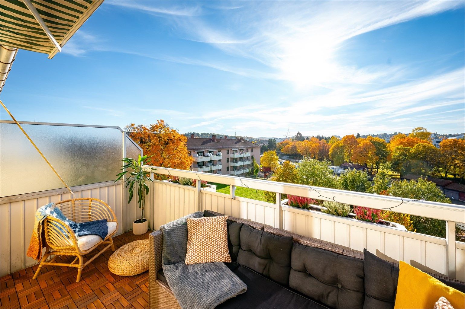 Høststemning fra balkongen (Bilde er fra tidligere annonse)
